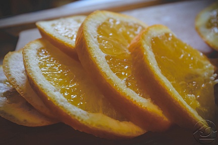дольки апельсина на тарелке