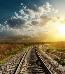 Железная дорога в золотистым закате