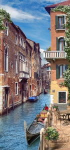 Узкая улочка Венеции с лодкой