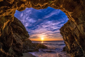 Первые лучи солнца освещают пещеру