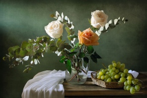 Белая шаль у вазы с розами
