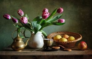 натюрморт тюльпаны в вазе
