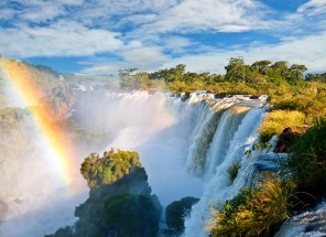 Радужный водопад на рассвете