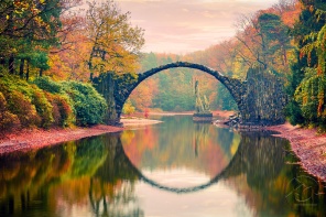 Необычный арочный мост Ракотц осенью