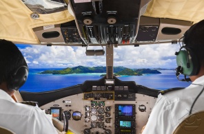 кабина пилотов с видом на тропический остров