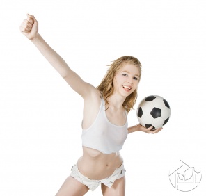 Болельщица в белом с футбольным мячом
