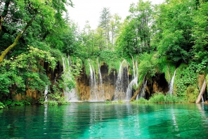 Водопад в национальном парке в Хорватии