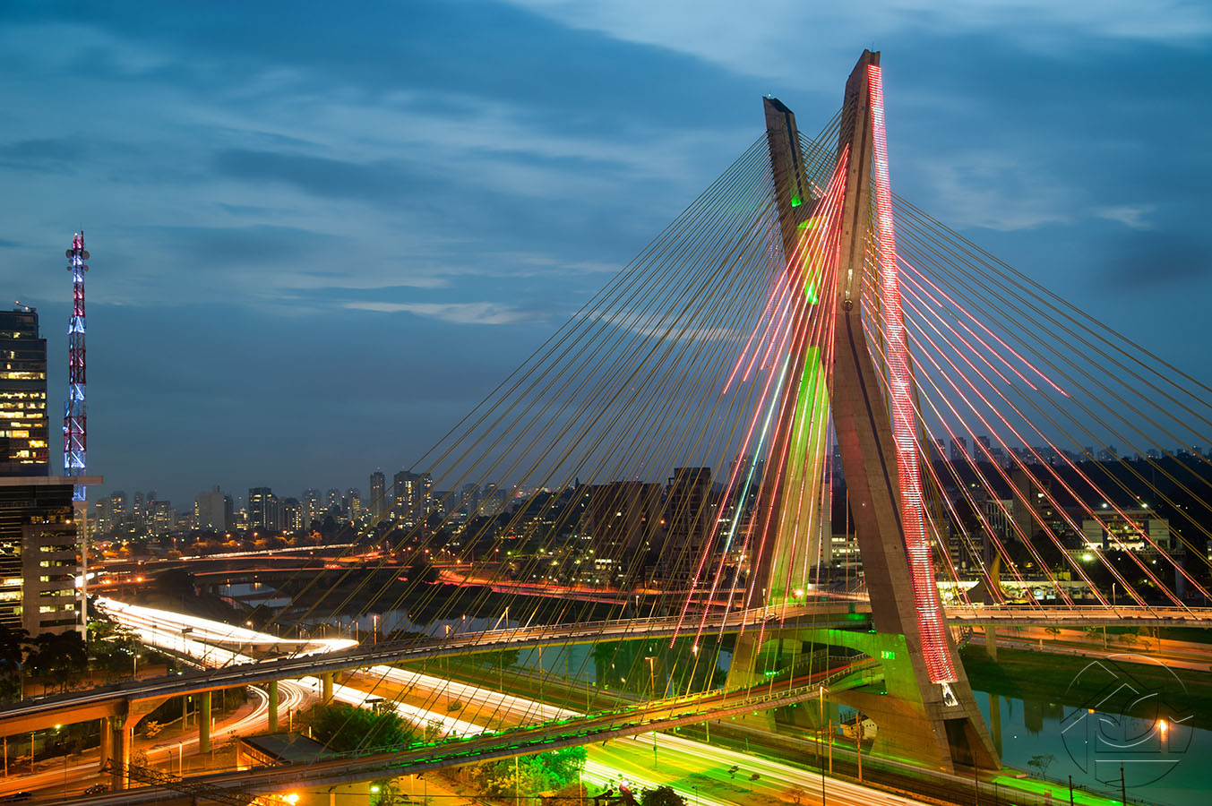 Бразильский мост в Сан-Паулу в вечерних огнях