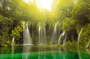 Водопад в зелёной листве