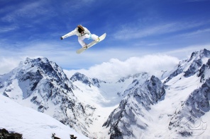 Экстремальный сноубордист в горах