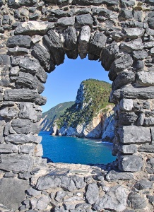 Каменная арка с видом на море