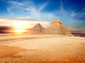 Пирамиды в золотых лучах заката