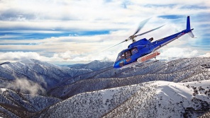 Вертолет в заснеженных горах