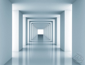 Длинный коридор со светлыми стенами