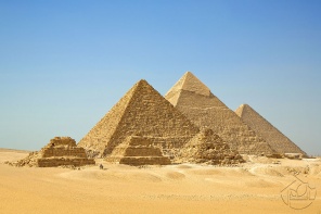 Пирамиды в золотых песках