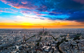Красивый закат над Парижем