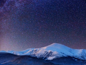 Красивое звёздное небо в горах