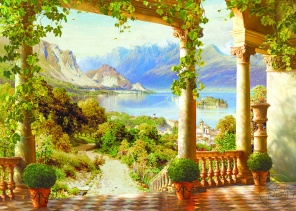 Вид с балкона на красивое озеро в горах