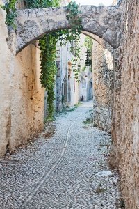 Старая улочка с арками