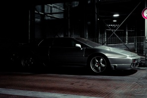 Серебристый автомобиль в ночном гаражде
