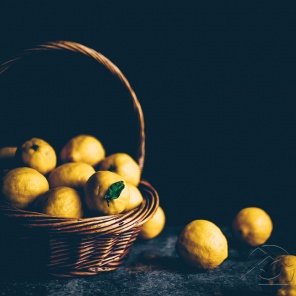 лимоны в корзине