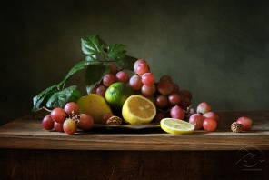 лимоны и виноград на тарелке
