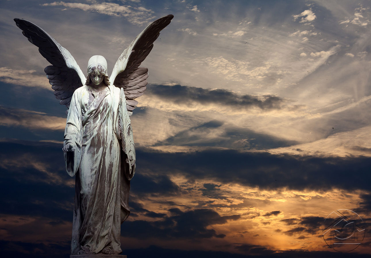 Статуя Ангела-Хранителя на фоне вечренего неба