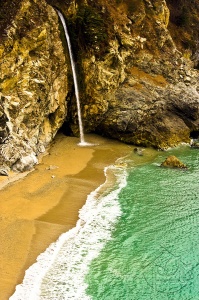 Одиночный водопад на пляже в Калифорнии