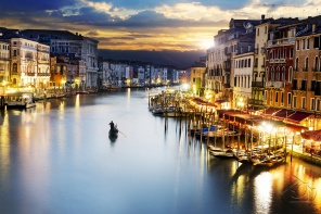 Гранд-канал Венеции в вечерних огнях