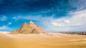 Синее небо над пирамидами