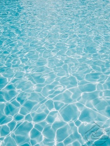 Отражение воды в бассейне