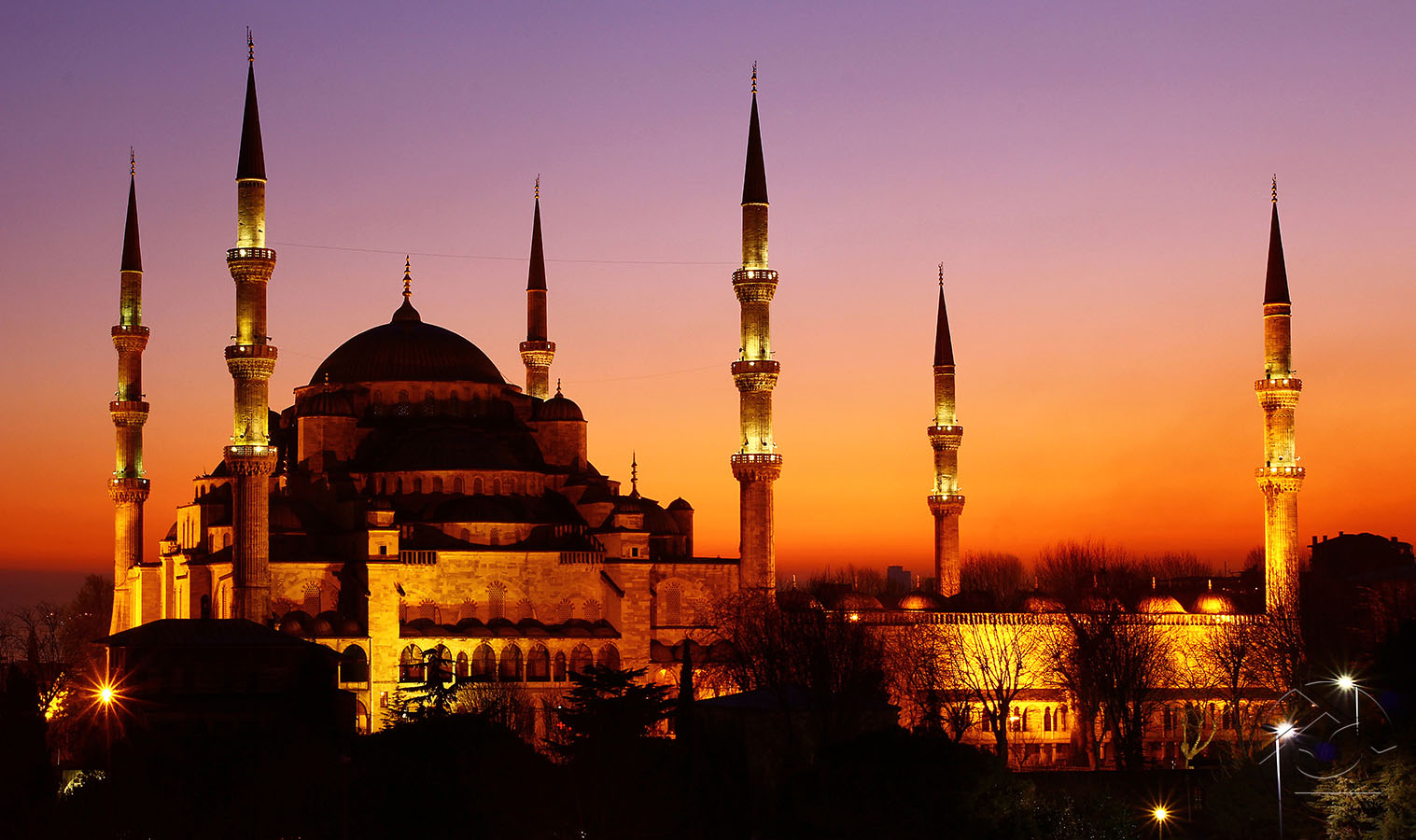 Голубая мечеть в вечерней подсветке в Стамбуле