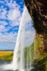 Водопад над утёсом в Исландии