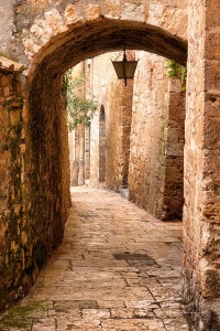 Старинная улочка с аркой