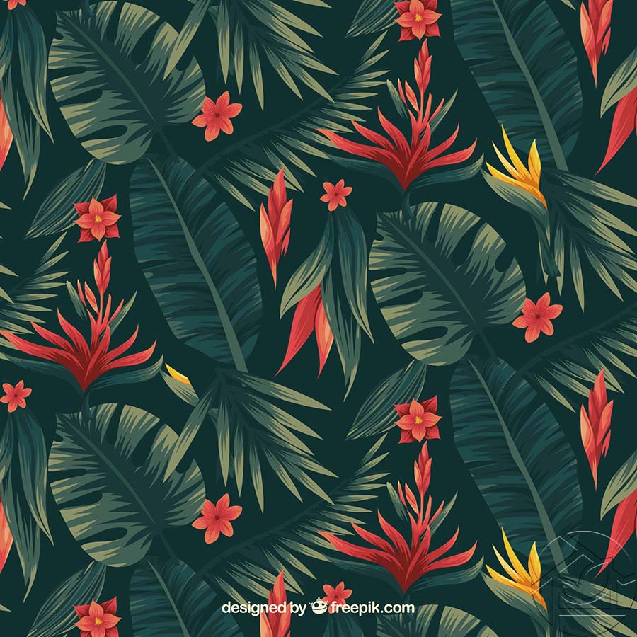 Пальмовые листья и красные экзотические цветы