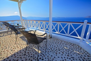 Кресла на террасе с видом на море
