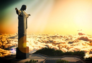 Статуя Христа-Искупителя над багровыми облаками