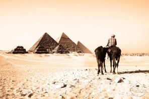 Пирамиды в песках пустыни