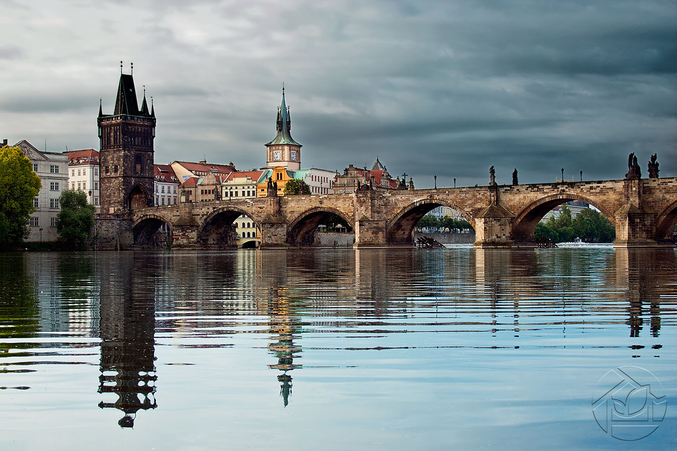 Карлов мост в Праге через реку Влтаву