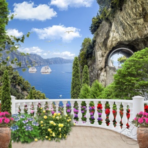 Вид с балкона на тоннельв скале и на море