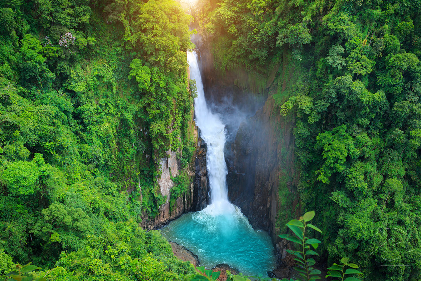 Водопад в национальном парке Кхауя́й в Тайланде