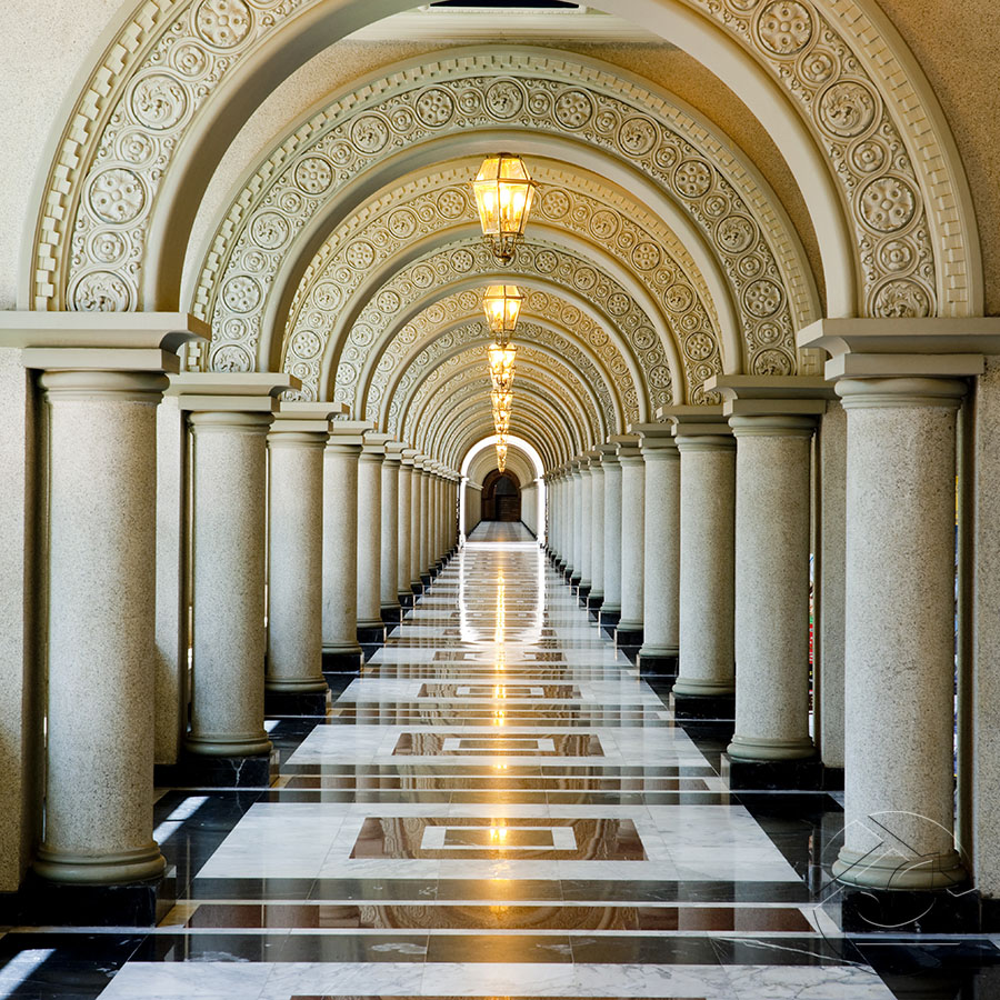 Интерьер мраморный коридор из арок