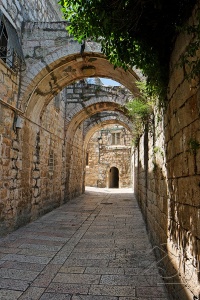 Улочка с каменными арками