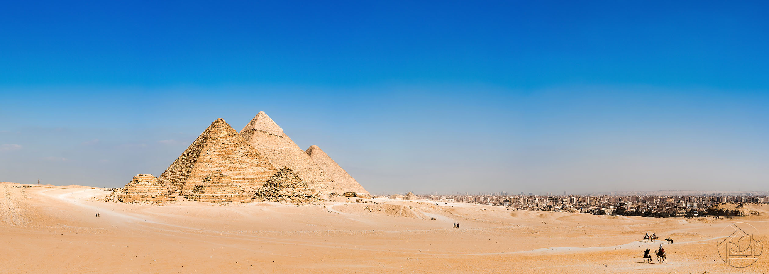Панорама пирамид и старого города