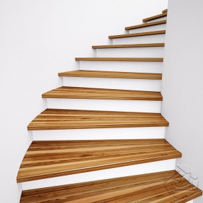 Деревянные ступени лестницы