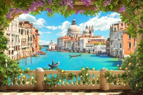 Цветочный балкон с видом на Венецию