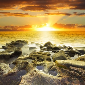 Каменный пляж в лучах заката