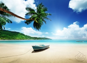 Тропический пляж с лодкой