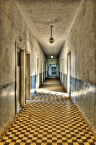 Интерьер старый обшарпанный коридор