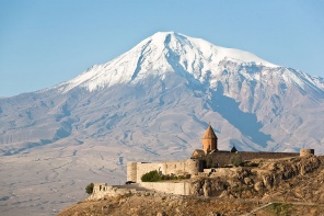 Древний армянский монастырь на фоне горы Арарат